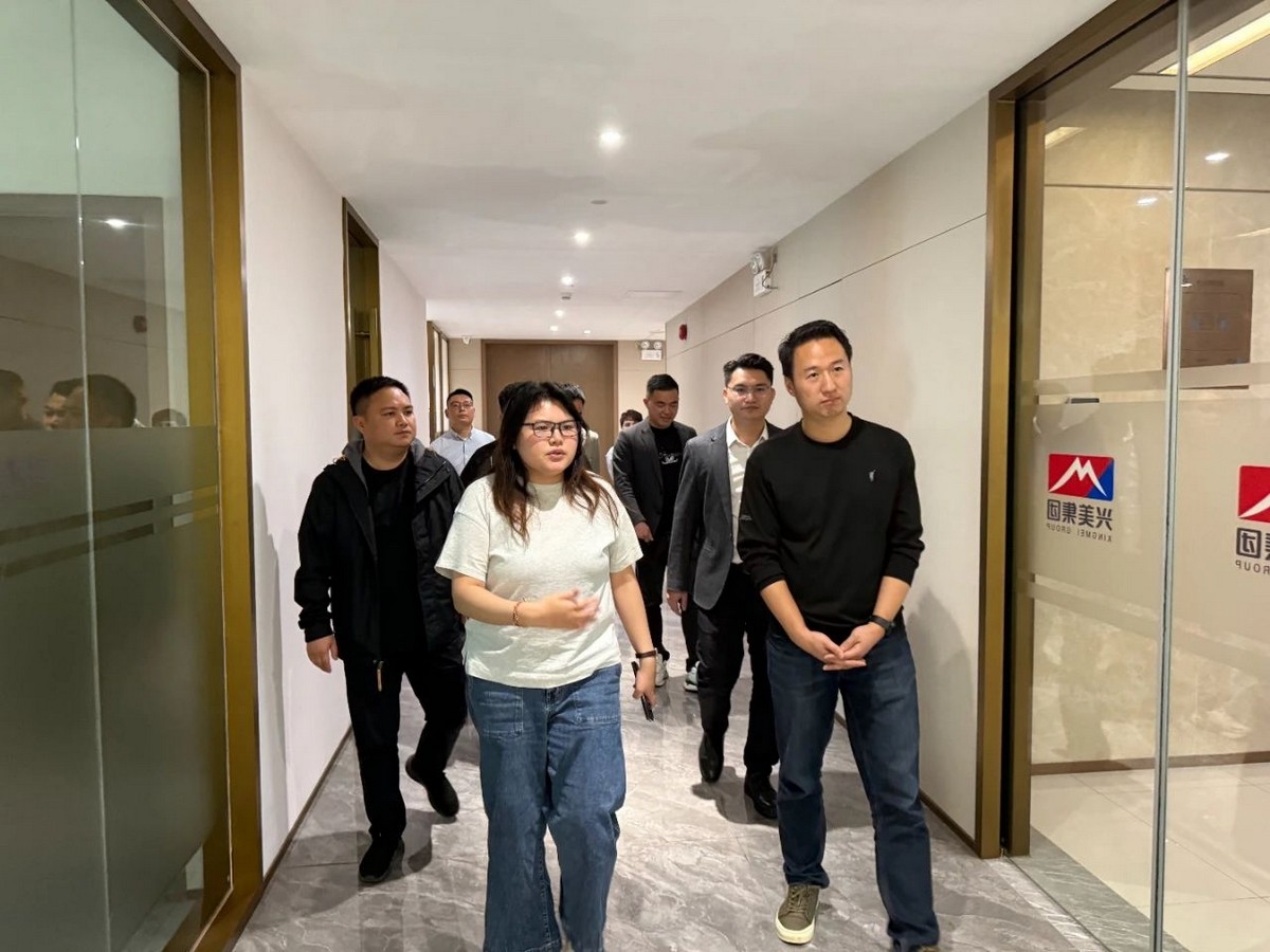 黔东南州人民政府考察团莅临尊龙凯时集团